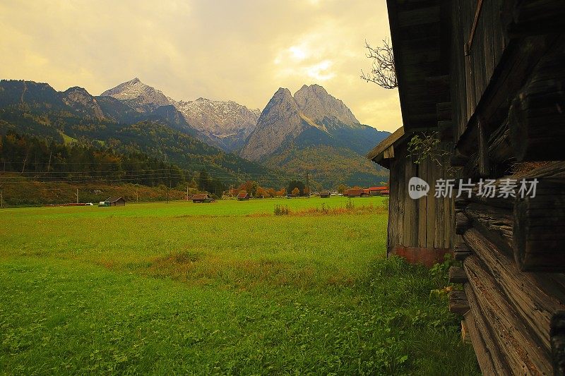 巴伐利亚阿尔卑斯和木制谷仓，德国巴伐利亚的Garmisch Partenkirchen